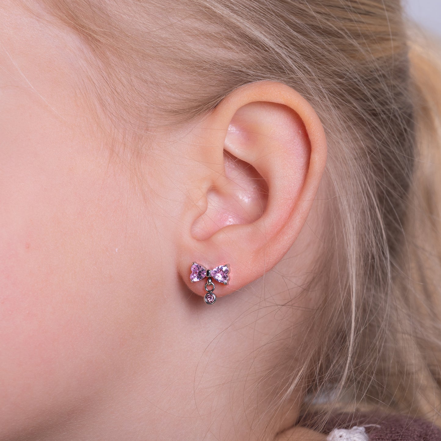 Kinder oorbellen roze diamanten strikje – met platte achterkant