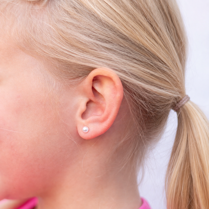 Kinder oorbellen witte parel (4mm) – met platte achterkant