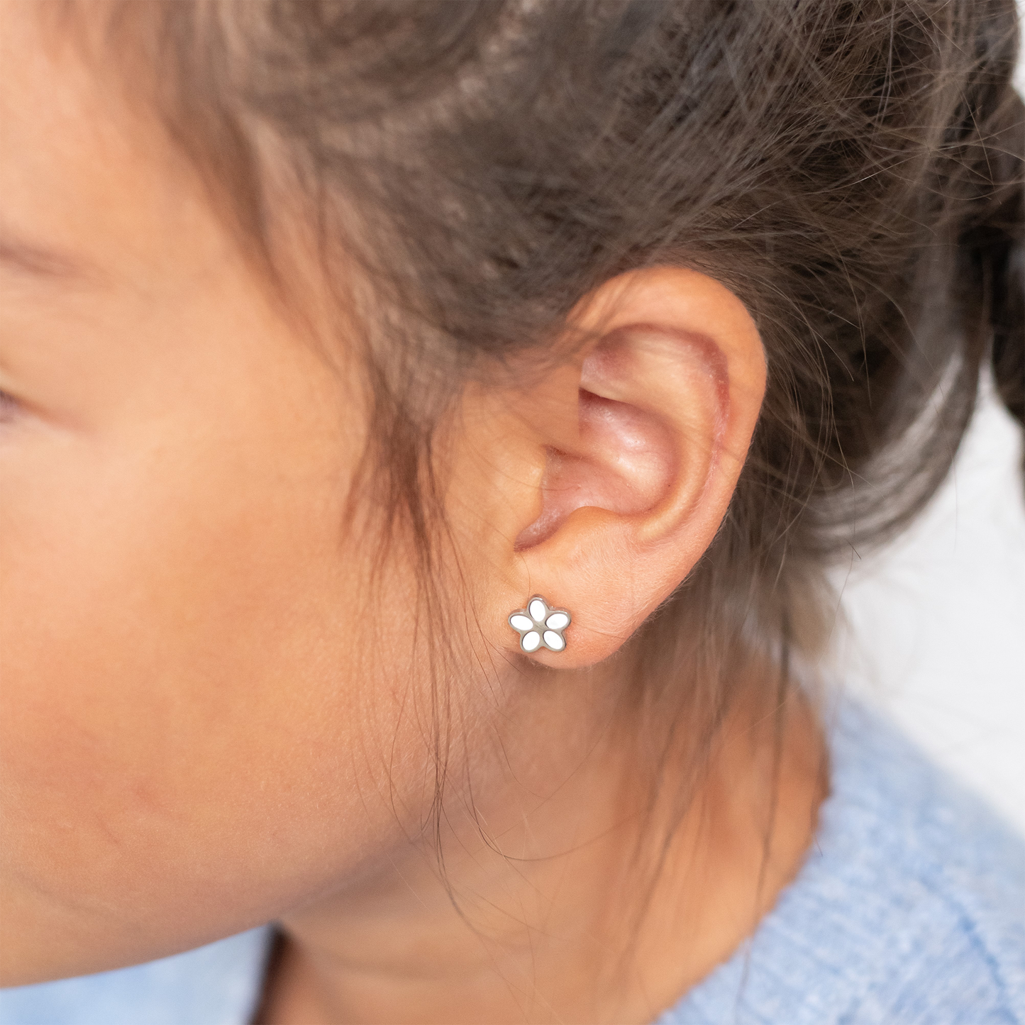 Kinder oorbellen wit bloemetje – met platte achterkant