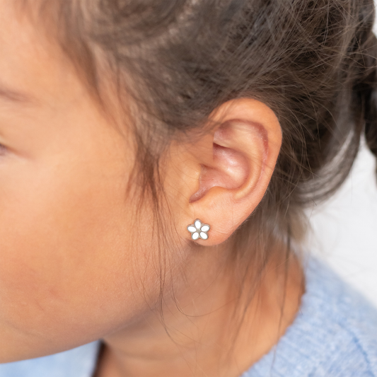 Kinder oorbellen wit bloemetje – met platte achterkant